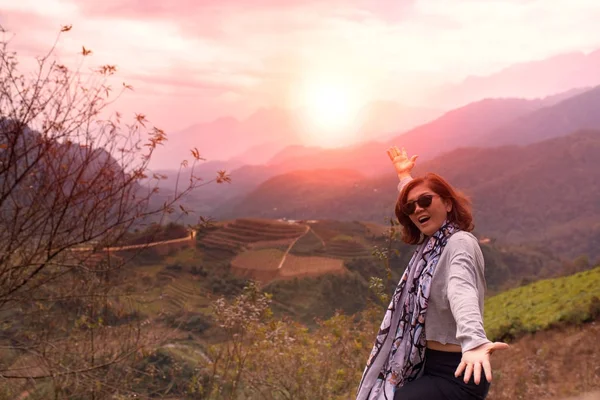 Sapa Asyalı kadın ve dağ sahne portre baş shot vie — Stok fotoğraf