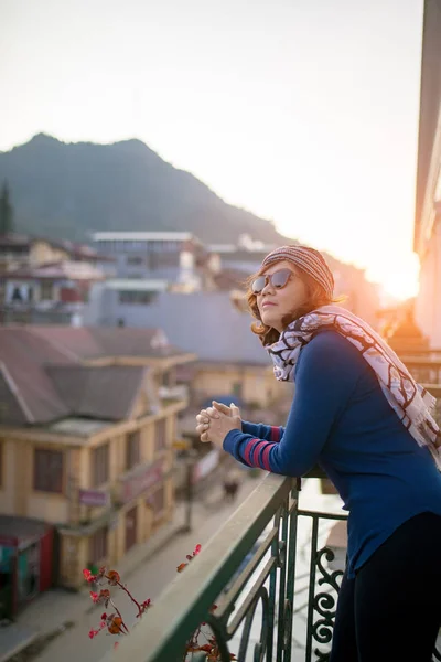 Jüngere reisende Frau steht vor dem Gebäude Terrasse und lo — Stockfoto