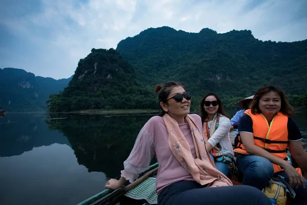 アジアの女性のこぼれるような笑みを浮かべて顔幸福感情セーリング ボート私 — ストック写真