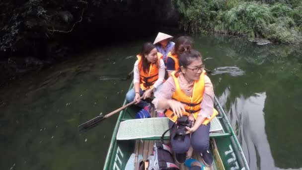 Ninh Binh Vietnam - Nov6, 2017: asina turist segelbåt i trang en canal ninh binh provinsen mest populära resor resmål i vietnam — Stockvideo