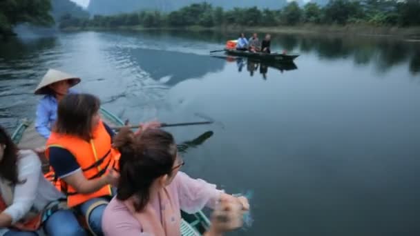 Ninh Binh Vietnam - Nov6, 2017: asina turistické plachetnice v Trangu kanál ninh binh provincie nejoblíbenější cíl ve Vietnamu na cestách — Stock video