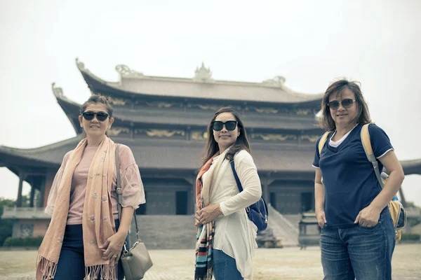 Asiático turista tomando grupo fotografía en chu bai dinh templo ni — Foto de Stock