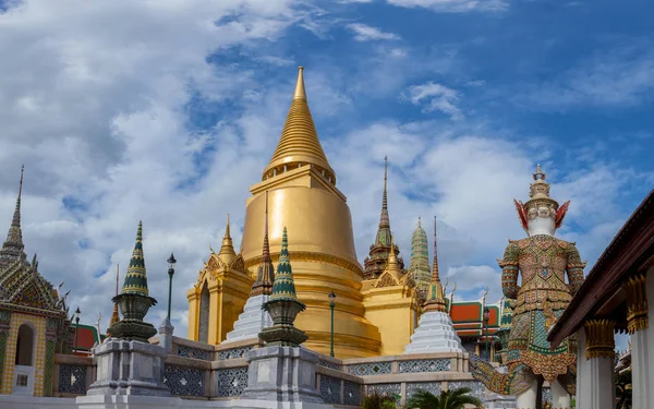 Pagoda d'oro nel grande palazzo "wat pra kaew" Thailandia — Foto Stock