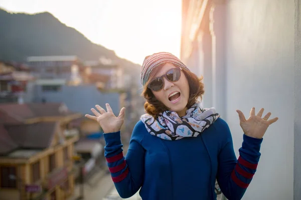 Face of traveling  woman happiness emotion and sun rise at town — Stock Photo, Image