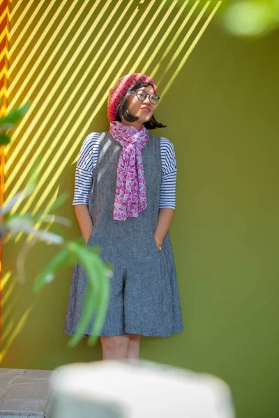 Retrato de mulher asiática vestindo vestido terno e capuz de lã para ganhar — Fotografia de Stock
