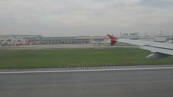 Tomada de avião na pista do aeroporto — Vídeo de Stock