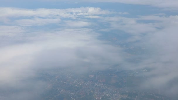 Vista aérea da paisagem nublada e do céu sobre a paisagem urbana — Vídeo de Stock