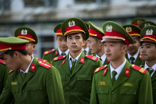 SAPA VIETNAM - NOV3,2017: Vietnam soldier marching in center of Стоковое Изображение