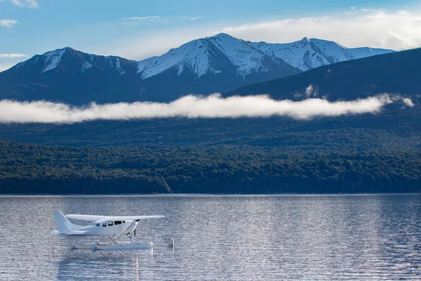 Wasserflugzeug schwimmt über te anau lake fiordland nationalpark n — Stockfoto
