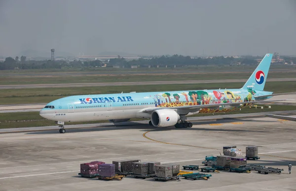 Hanoi Vietnam - Nov2, 2017: Koreaanse luchtvaartmaatschappij vliegtuig aankomst naar noi- — Stockfoto