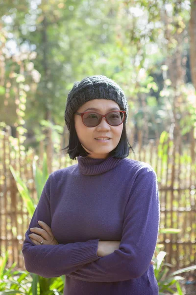 Πορτρέτο του ασιατική γυναίκα που φοράει μωβ μάλλινο πουλόβερ — Φωτογραφία Αρχείου