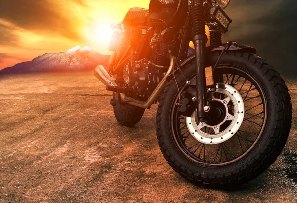 Vieja motocicleta retro y hermoso atardecer cielo fondo — Foto de Stock