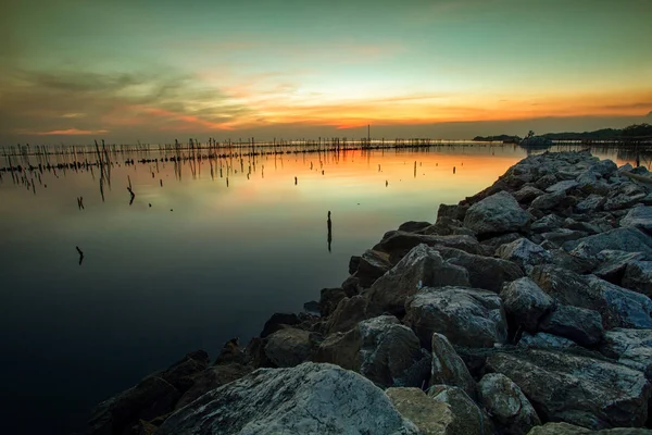 Kolorowy zachód słońca niebo w opuszczonych morze coasta w bangpoo samuthpra — Zdjęcie stockowe