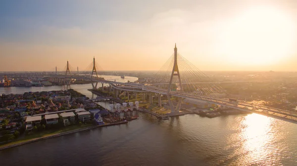 Widok z lotu ptaka bhumibol Bridge w bangkok Tajlandia — Zdjęcie stockowe