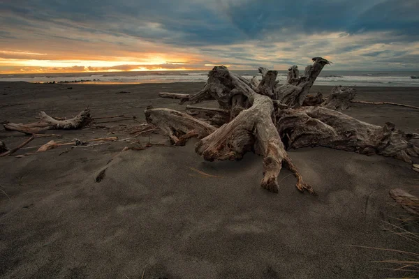 Güzel terk edilmiş deniz plaj ve güneş gökyüzü hokitika yönü ayarla — Stok fotoğraf