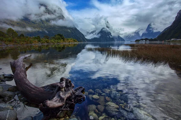 Vackra natursköna av milford sound fiordland national park de flesta p — Stockfoto