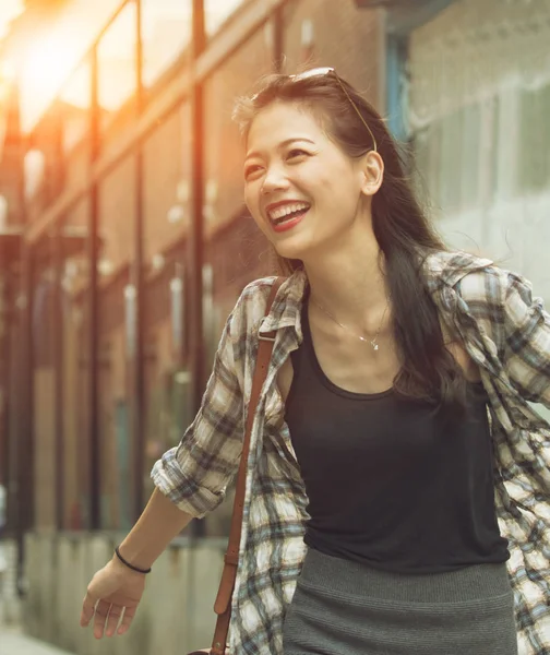 Vacker asiatisk kvinna avkopplande med lycka känslor i musik — Stockfoto