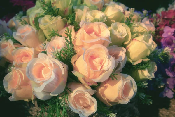人造美丽玫瑰花束装饰 — 图库照片