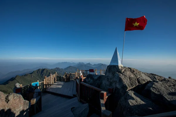 Cumbre del fansipan pico de montaña más alto de indochina sapa lao cai — Foto de Stock