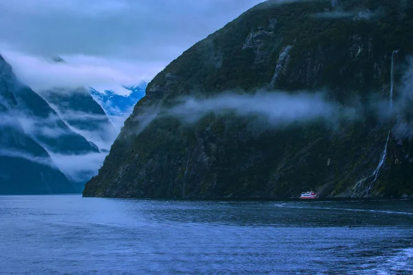 Crucero en milford sonido fiordland parque nacional más popular n —  Fotos de Stock