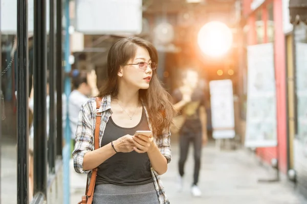 Retrato de mujer asiática con teléfono inteligente en la mano relajante walkin —  Fotos de Stock