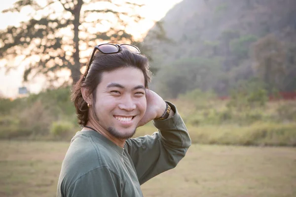 Primer plano toothy sonriendo de asiático hombre cara relajante vacaciones —  Fotos de Stock