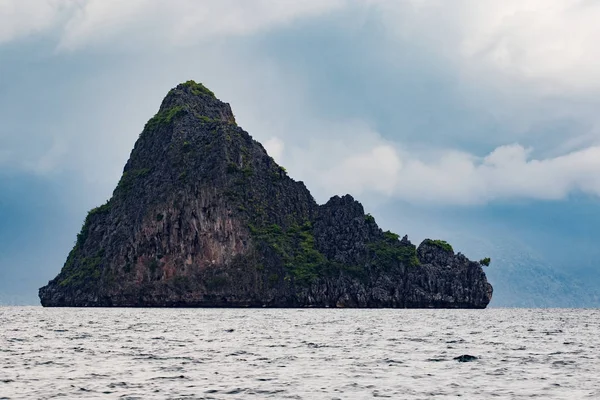 Opuštěný vápencový ostrov v Andamanském moři Jižní Myanmar — Stock fotografie