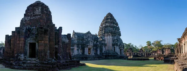 Wide angle view of prasat hin phimai important historical travel — Stock Photo, Image