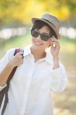 Güneş glassess dişlek SMIL giyen genç Asyalı kadın portresi