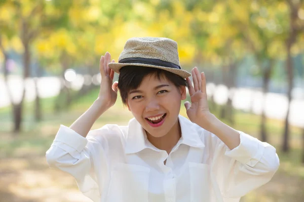 Nahaufnahme Glücksempfinden einer jüngeren asiatischen Frau, die lacht — Stockfoto