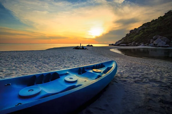 Beautiful sun set sky with sea kayak on island sea beach — Stock Photo, Image