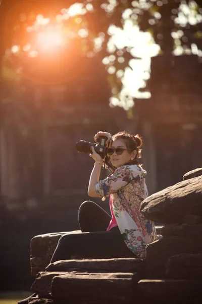 Mujer turista tomando fotografía por dslr cámara en viaje dest —  Fotos de Stock