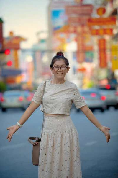 Азиатская путешествующая женщина счастье эмоции в yaowarat Китай города я — стоковое фото