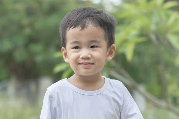 Лицо азиатских детей улыбаясь эмоции счастья — стоковое фото
