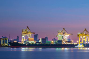 İthalat ihracat ve iş lojistiğinde konteyner gemisi