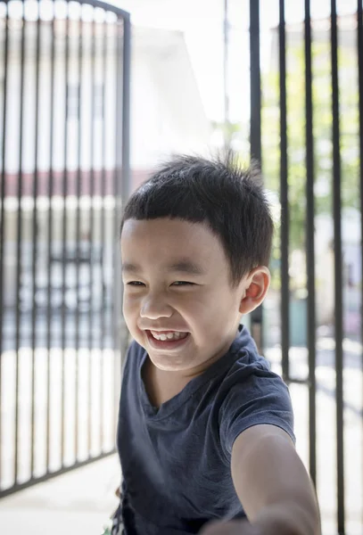 Retrato headshot de asiático crianças toothy sorrindo rosto feliz — Fotografia de Stock