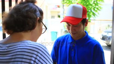 bir paket kutu kadının eve yolladığını teslimatçı 