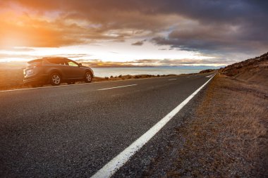 Araba ve güzel doğal göl pukaki aoraki - mt içinde seyahat