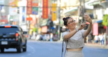 Asyalı kadın alarak fotoğraf Bangkok kalbinde yaowarat Çin akıllı telefon 