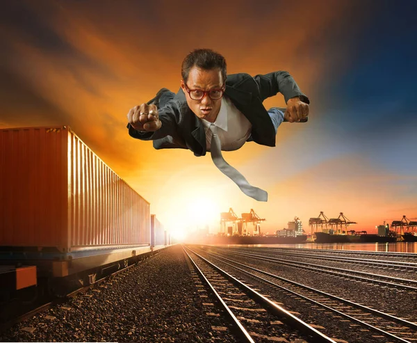 Homem de negócios voando contra o contexto da indústria logística — Fotografia de Stock
