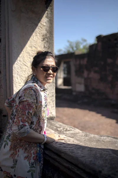 Porträt eines zahmen lächelnden Gesichts asiatische Frau in prasat hin pimai — Stockfoto