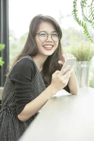 Hermosa asiático mujer riendo cara felicidad emoción con inteligente — Foto de Stock