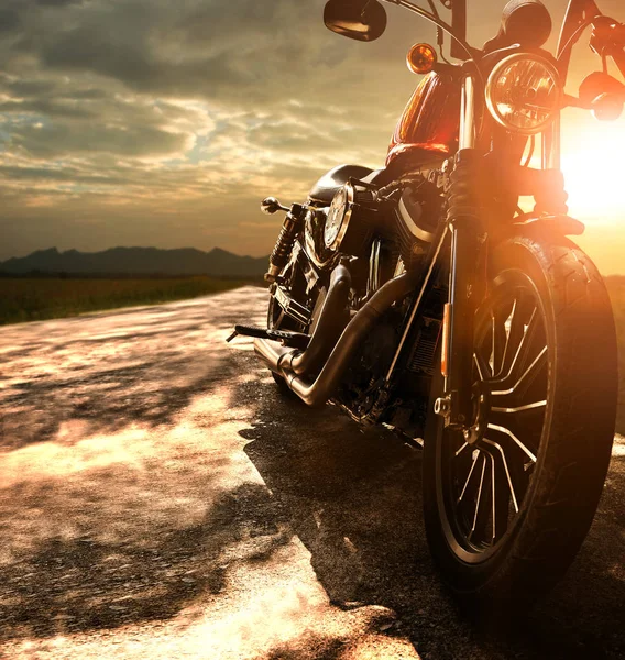 Vieja motocicleta retro viajando por la carretera del campo contra hermosa —  Fotos de Stock