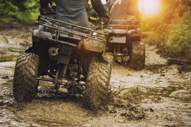 ATV araç üzerinde yol pist dışında insanlar açık spor kişini bir