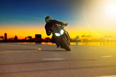 spor motosiklet yaslanmış travelin ile keskin eğrisindeki kişini