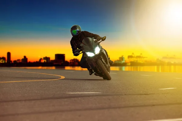 Uomo guida moto sportiva pendente in curva tagliente con travelin — Foto Stock