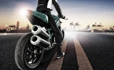 kentsel yolda büyük motosiklet kişini seyahat 