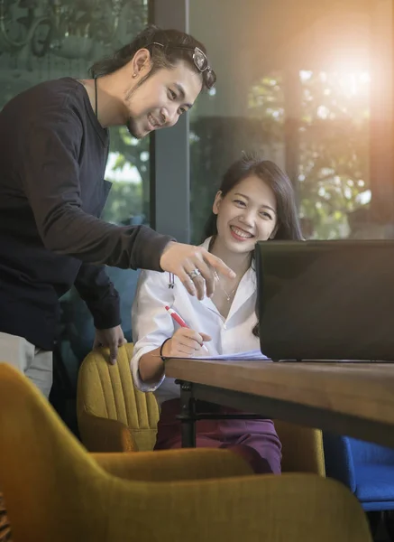 Parejas de asiático joven freelance trabajo con felicidad emotio — Foto de Stock