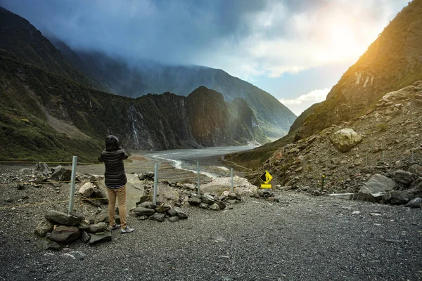 游客拍照在福克斯冰川徒步旅行的足迹最 p — 图库照片