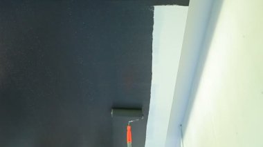 Oturma odasının tavanında paten fırçası resmi